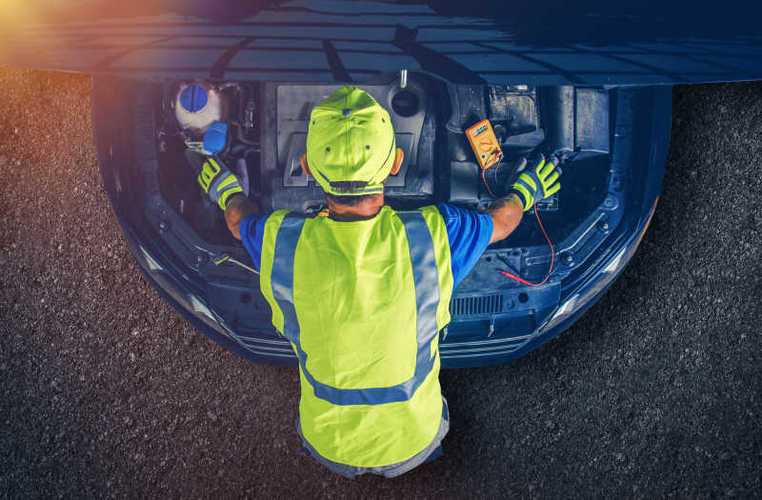 车库中的汽车机械检查车,选择性聚焦汽车维修是汽车维护和修理的泛称.